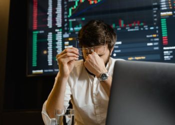 Crypto FOMO or Fear: Is It Time to Panic or Stay Calm?